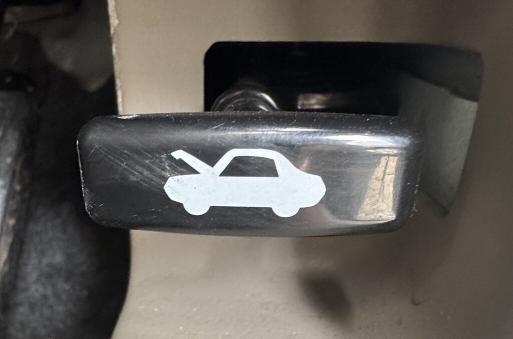 ボンネットオープナー 軽自動車のボンネットオープナー
